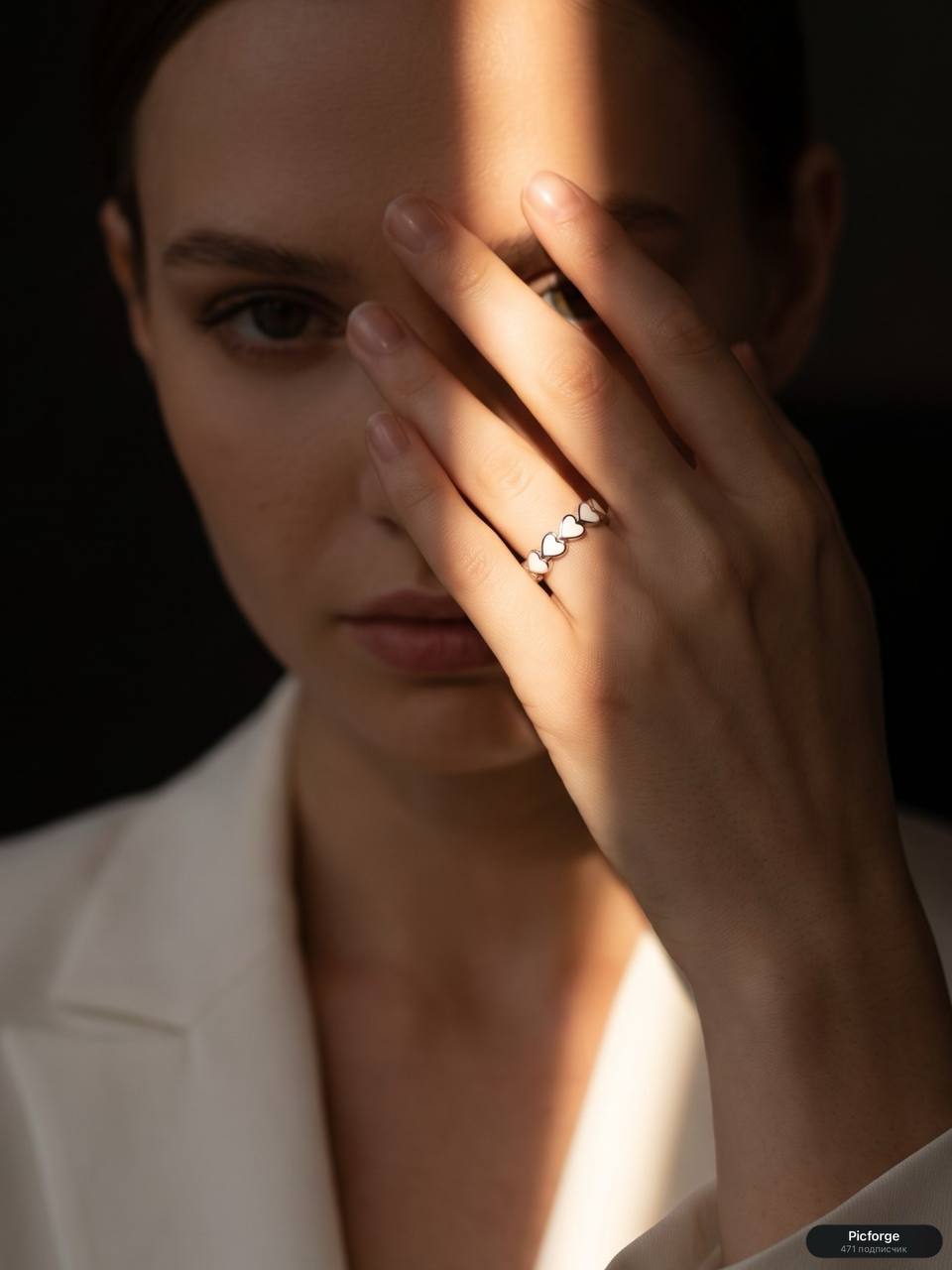 Еще одна идея для съемки украшений. 💍 — генерация нейросети Picforge